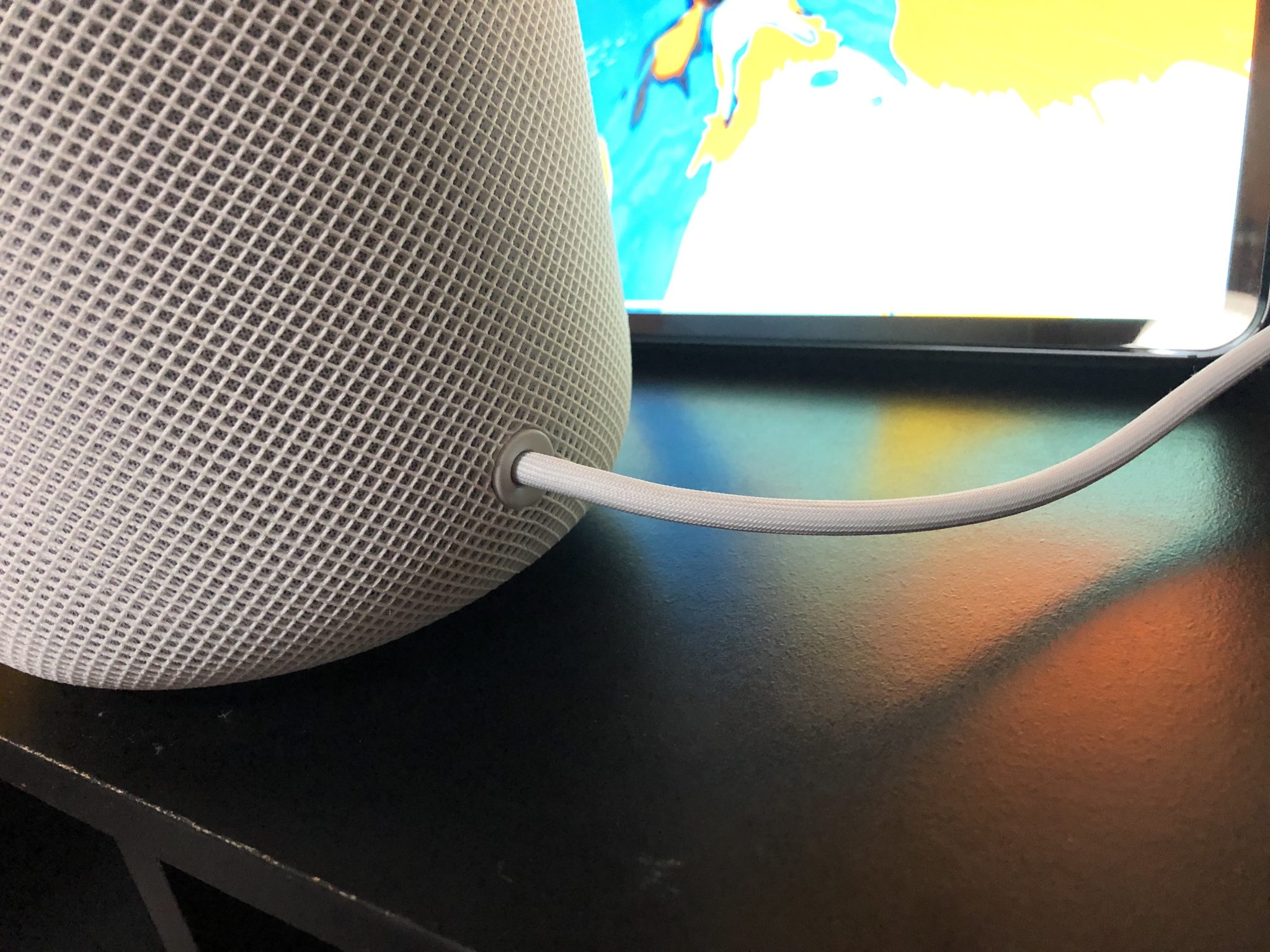 HomePodの後ろ側。尻尾みたい。