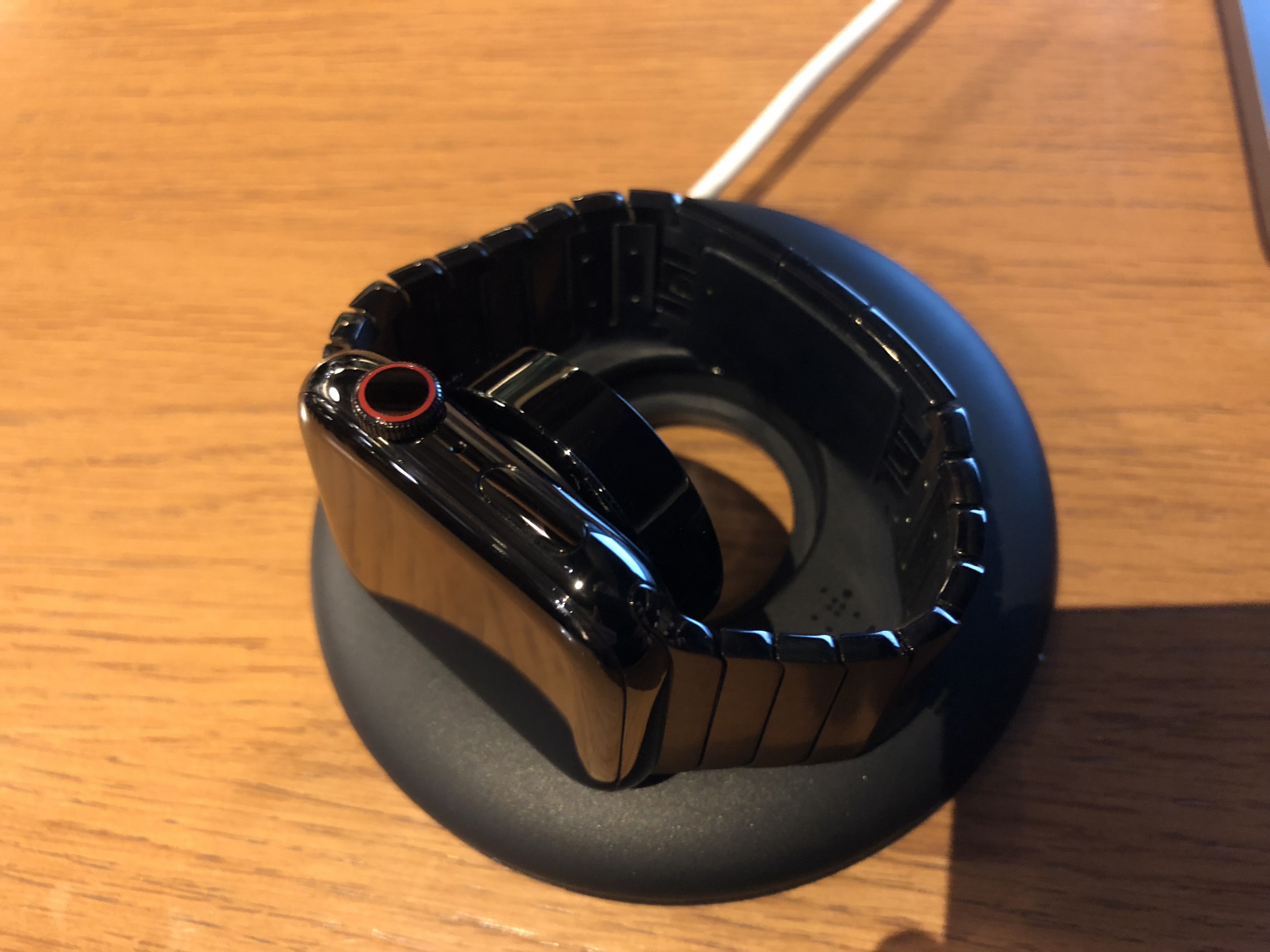 充電ドックにおいたApple Watch series4