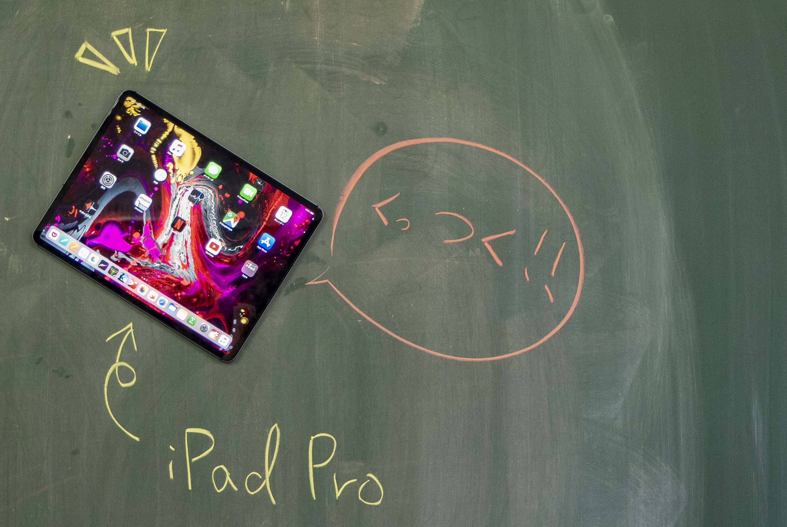 黒板に張り付くiPad Pro