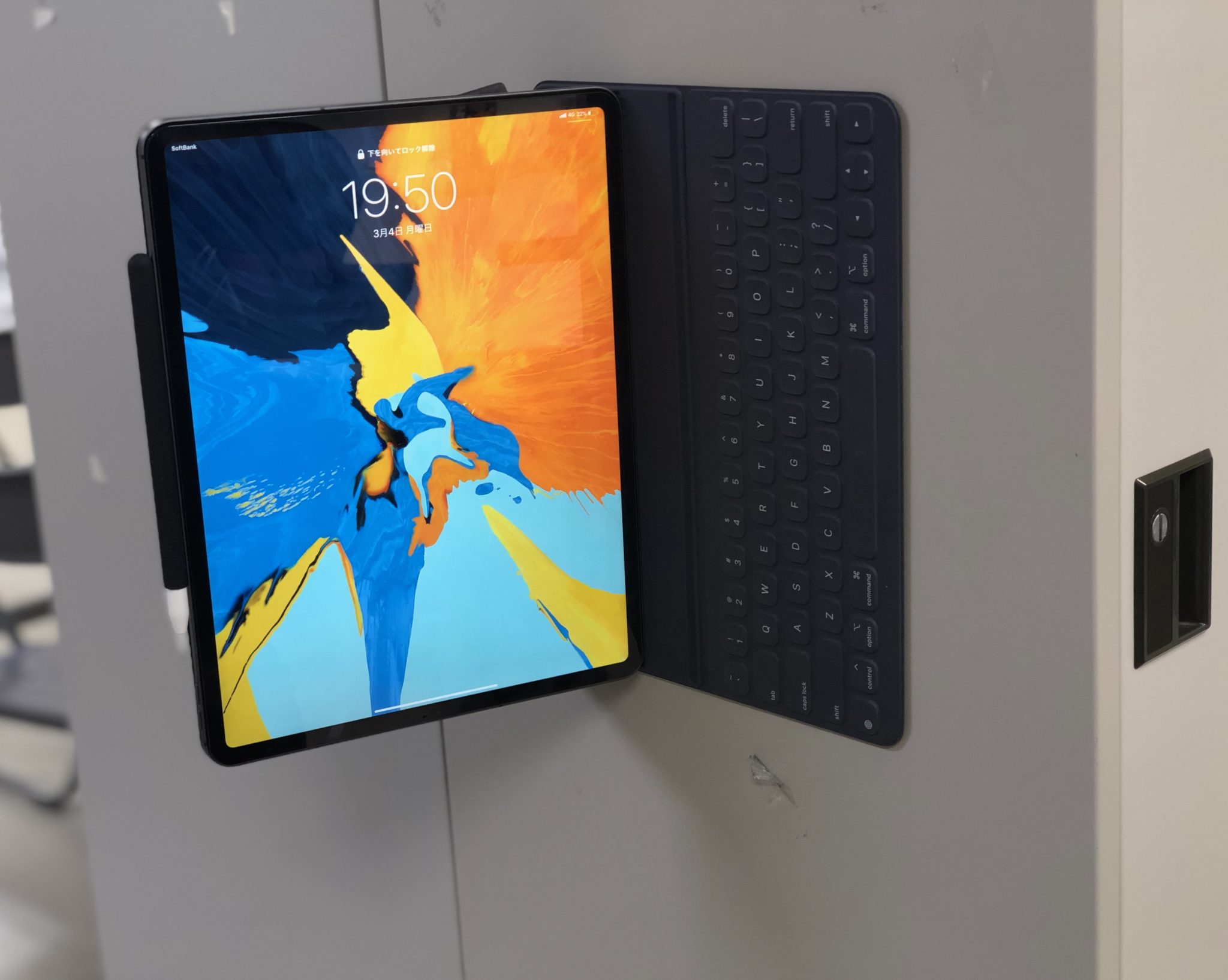 ロッカーに張り付くiPad Pro