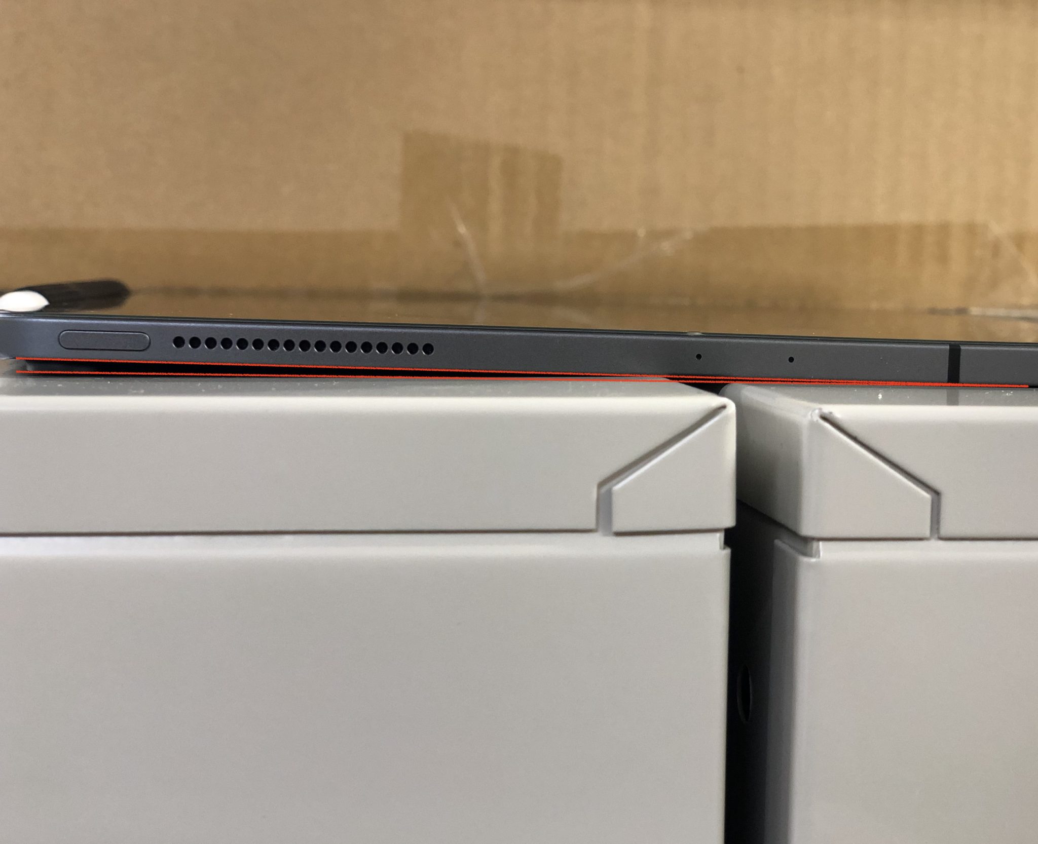 出っ張りで傾くiPad Pro
